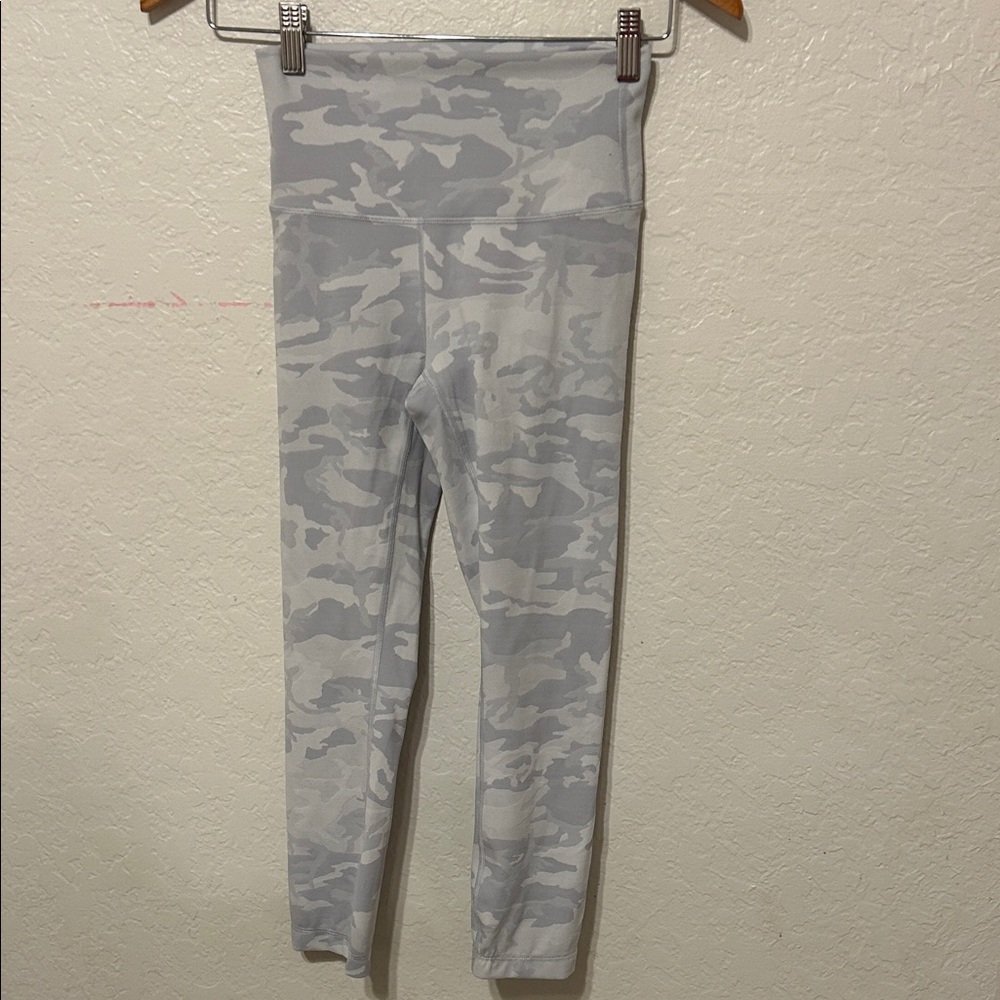 🚀Lululemon Athletica Light Gray Camo Leggings size 4 GUC - Picture 2 of 11
